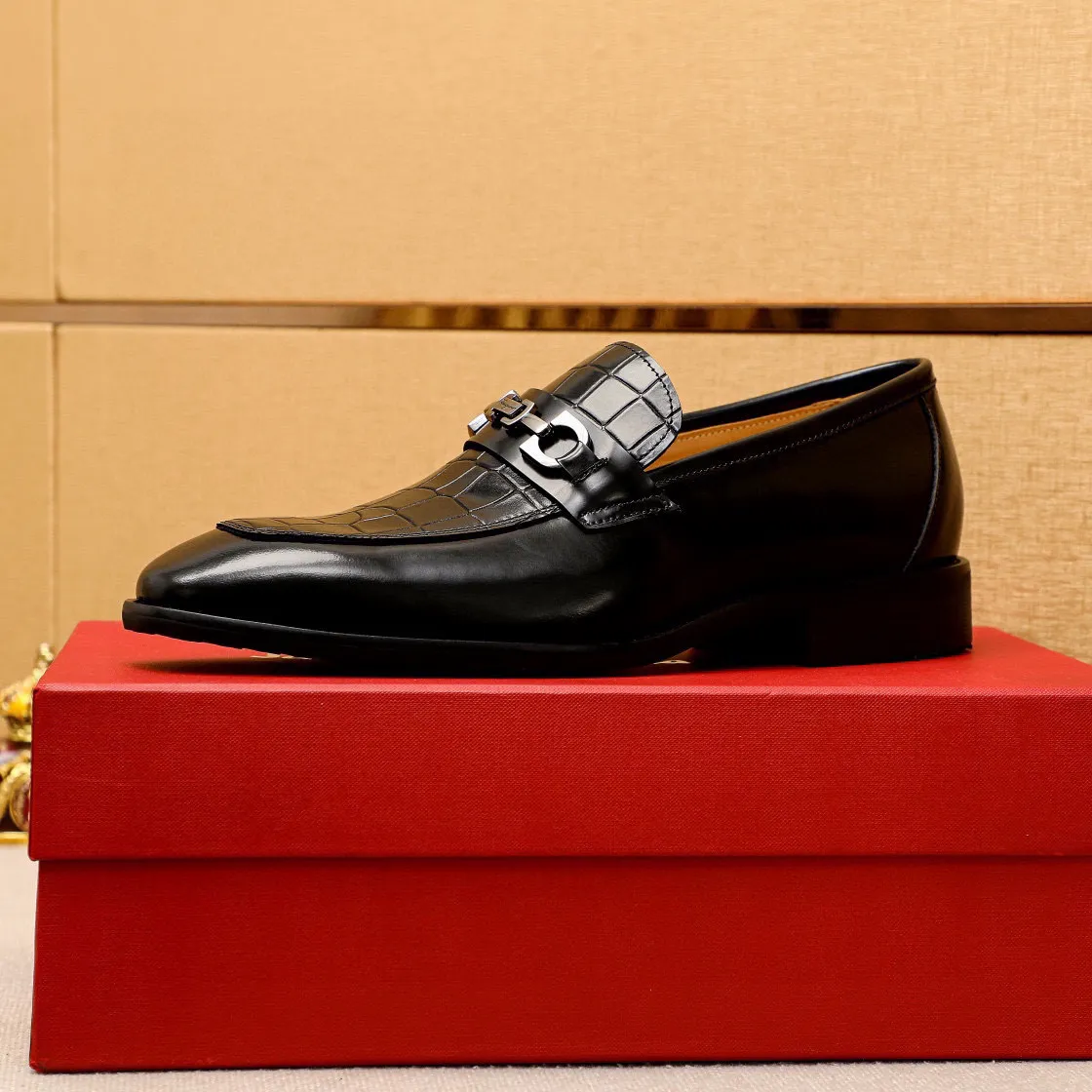 Men's shoes 💰460 💐 Product trademark: Ferragamo "Ferragamo" casual leather shoes Regular size: 38-44 (custom-made for 45🉑️) Product materials: Selected imported first-layer calfskin embossed upper + original hardware buckle, imported water-dyed cowhide leather lining. Strong three-dimensional visual effect, combined outsole Color: 1⃣️color optional